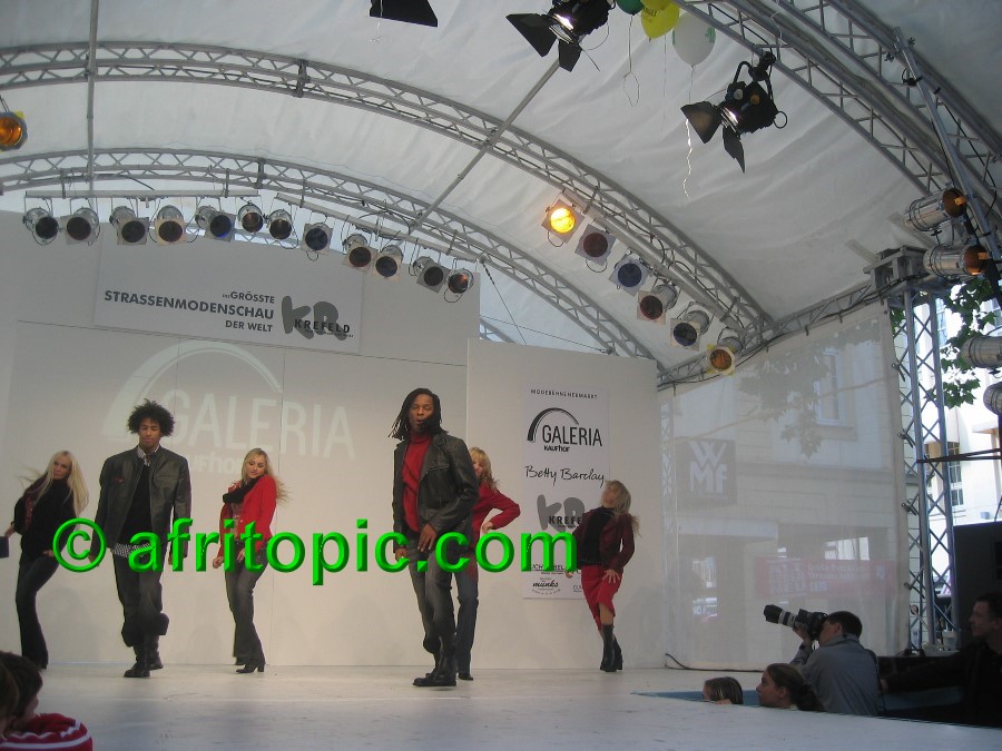 ../Images/Krefeld-Strssenmodenschau-2005 371.jpg